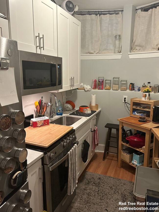 583 Beacon St, Unit B in Boston, MA - Building Photo - Building Photo