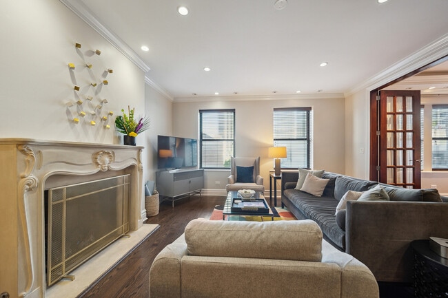 70 E Walton St in Chicago, IL - Building Photo - Building Photo