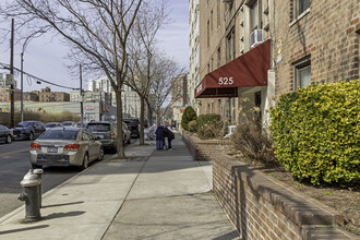 525 W 235th St in Bronx, NY - Foto de edificio - Building Photo