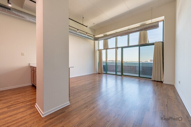 1645 W Ogden Ave in Chicago, IL - Building Photo - Building Photo