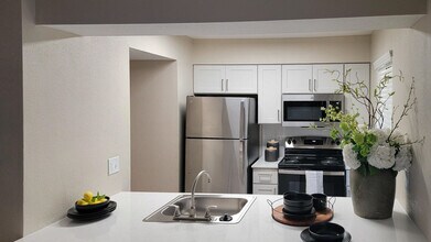 Casa De Fuentes in Overland Park, KS - Foto de edificio - Building Photo