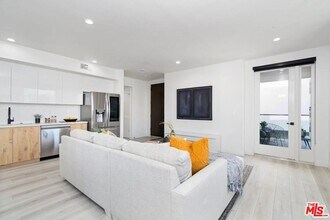 124 S Croft Ave-Unit -401 in Los Angeles, CA - Building Photo - Building Photo