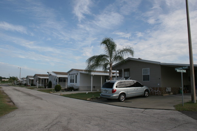 Paradise Lakes Mobile Home Park in Mulberry, FL - Building Photo - Building Photo