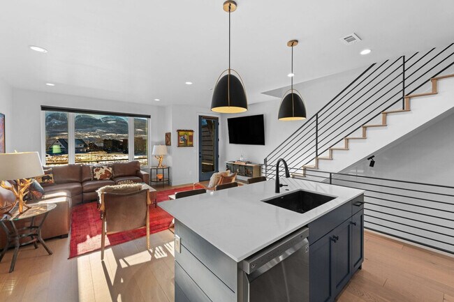 85 Haverly St in Crested Butte, CO - Foto de edificio - Building Photo