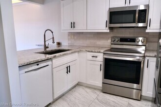 5238 Brett Ct in West Bloomfield Township, MI - Building Photo - Building Photo