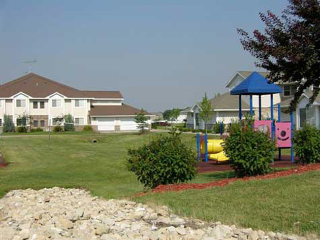 Meadow Blossom Apartments in Elkhorn, WI - Foto de edificio - Building Photo