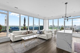 6 Parkwood Ave in Toronto, ON - Building Photo