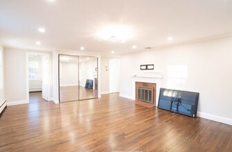 40 Puddingstone Ln in Newton, MA - Building Photo - Building Photo