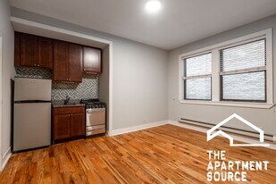 4546 N Damen Ave, Unit 405 in Chicago, IL - Building Photo