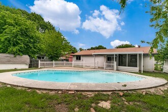 5101 Longhorn Trail in Garland, TX - Foto de edificio - Building Photo