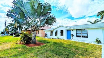 18686 Van Nuys Cir in Port Charlotte, FL - Building Photo