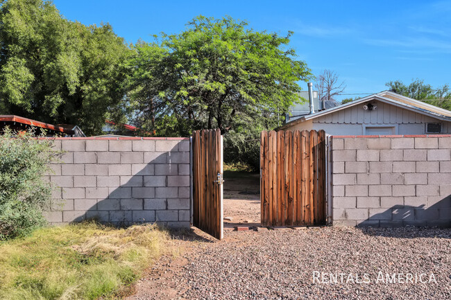 3733 N Mountain Ave in Tucson, AZ - Foto de edificio - Building Photo