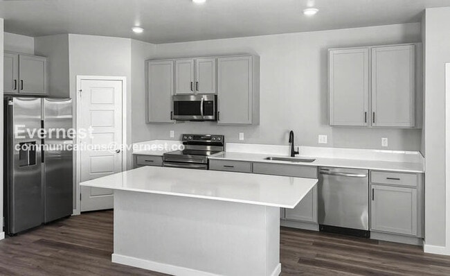 235 Molinar St in Johnstown, CO - Foto de edificio - Building Photo