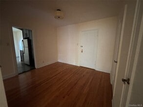 160 S Middle Neck Rd in Great Neck, NY - Building Photo - Building Photo