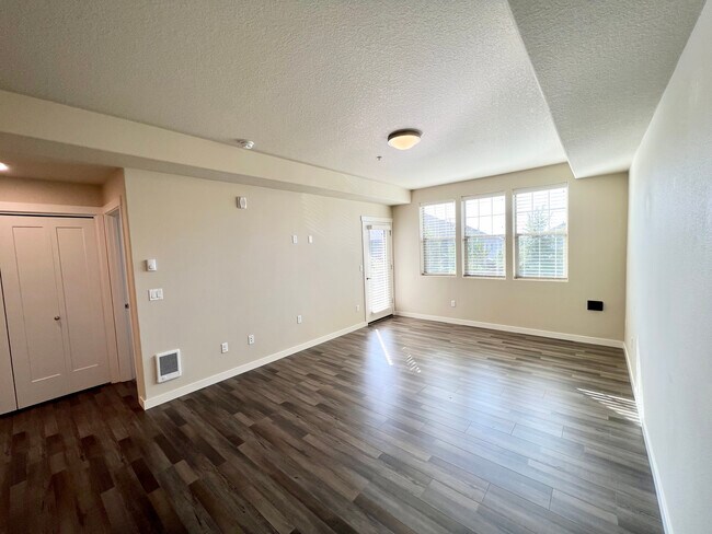16322 NW Chadwick Way, Unit 206 in Portland, OR - Building Photo - Building Photo