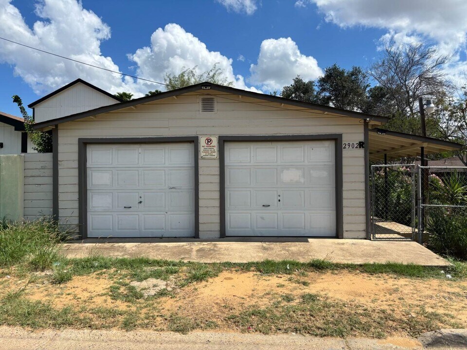 2902 E Stewart St in Laredo, TX - Building Photo