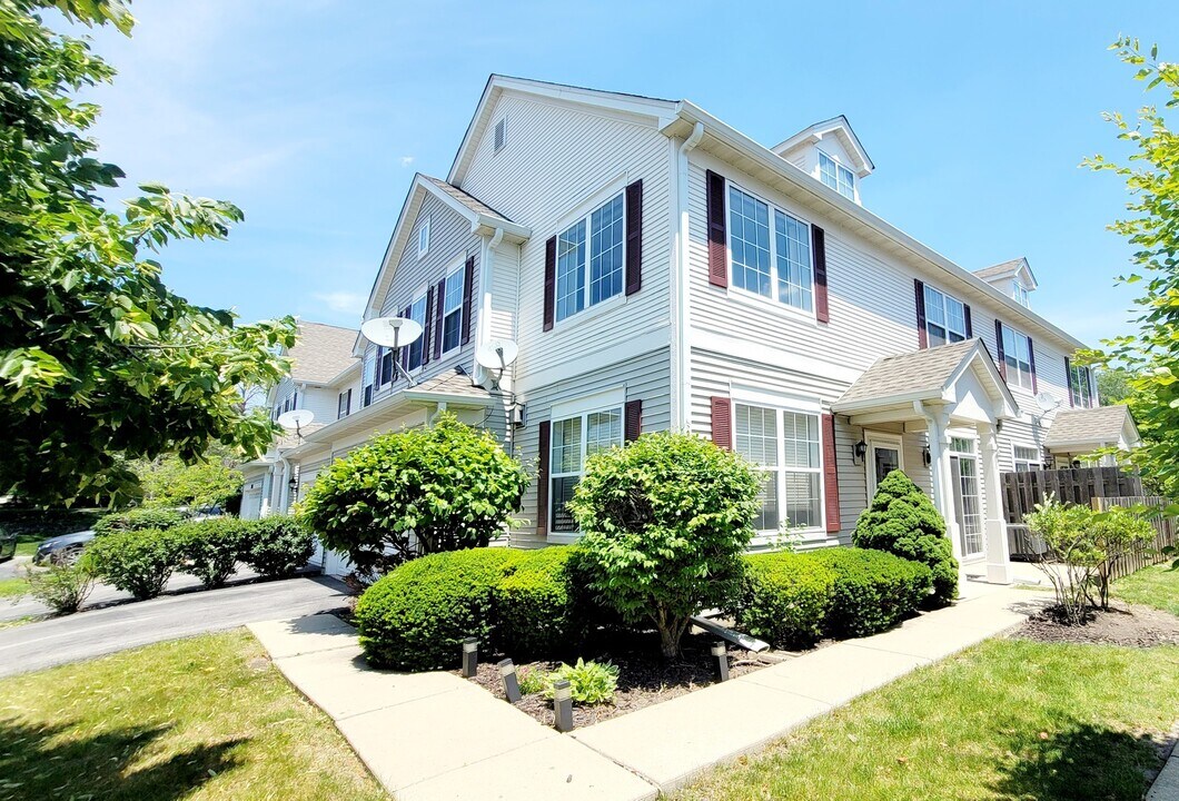 2592 Hillsboro Blvd in Aurora, IL - Building Photo