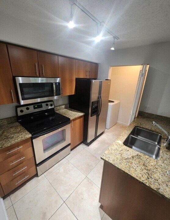 1020 Crystal Way in Delray Beach, FL - Foto de edificio