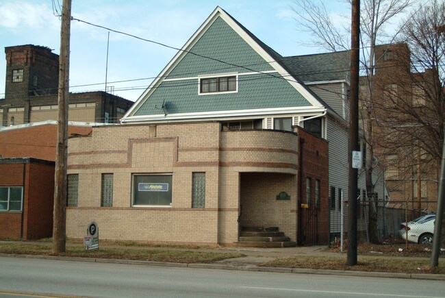4237 St Clair Ave in Cleveland, OH - Foto de edificio - Building Photo