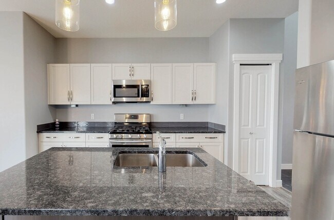2113 Auxier Ct SW in Edmonton, AB - Building Photo - Building Photo
