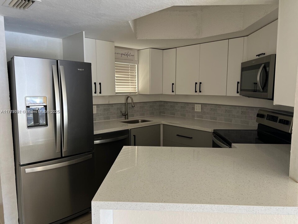 8215 Lake Dr in Doral, FL - Building Photo