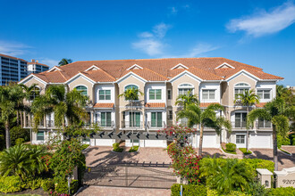 Vanderbilt Lagoon Villas Condominium in Naples, FL - Foto de edificio - Building Photo