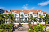 Vanderbilt Lagoon Villas Condominium in Naples, FL - Building Photo - Building Photo