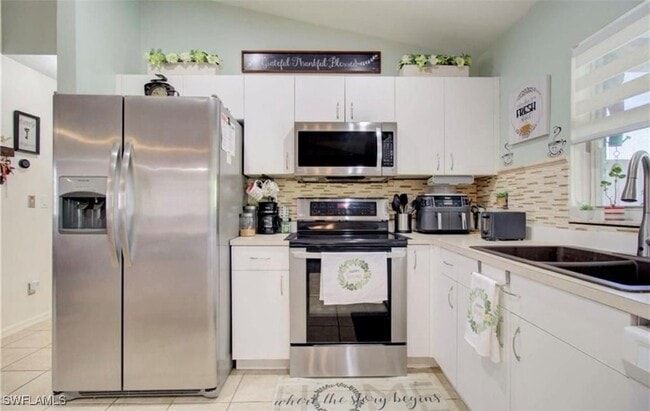 property at 836 Woodridge Cir