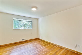 10412 Montrose Ave, Unit Apt 202 in Bethesda, MD - Building Photo - Building Photo