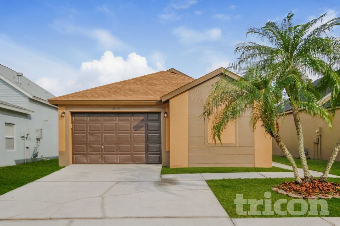2434 Sagemont Dr in Brandon, FL - Building Photo