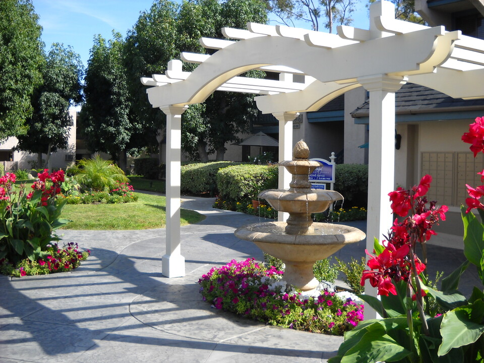 Village Apartments in La Mesa, CA - Foto de edificio