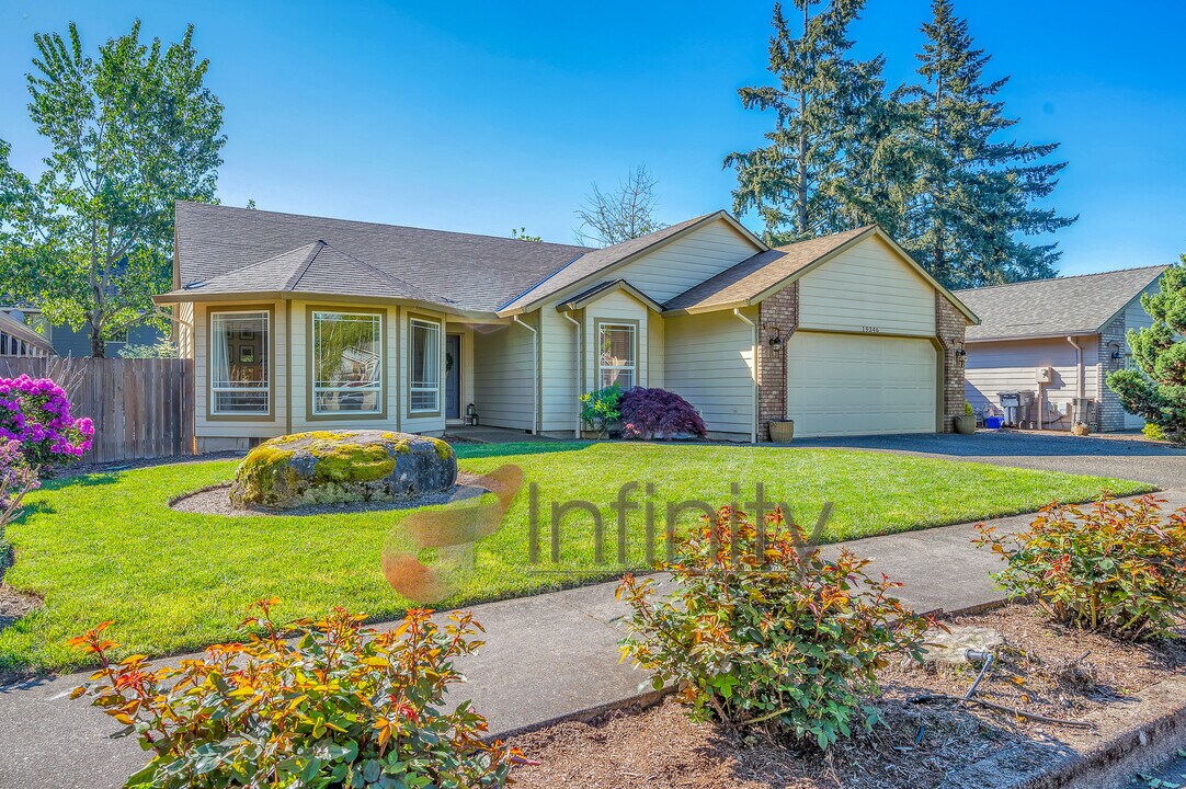 19346 Sunset Springs Dr in Oregon City, OR - Building Photo