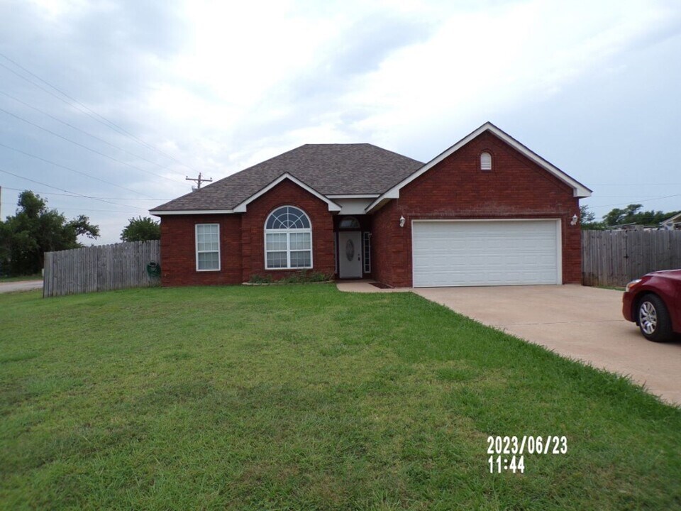 828 Wisconsin St in Geronimo, OK - Building Photo