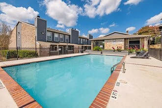 Silver Creek Apartments in San Antonio, TX - Building Photo - Building Photo