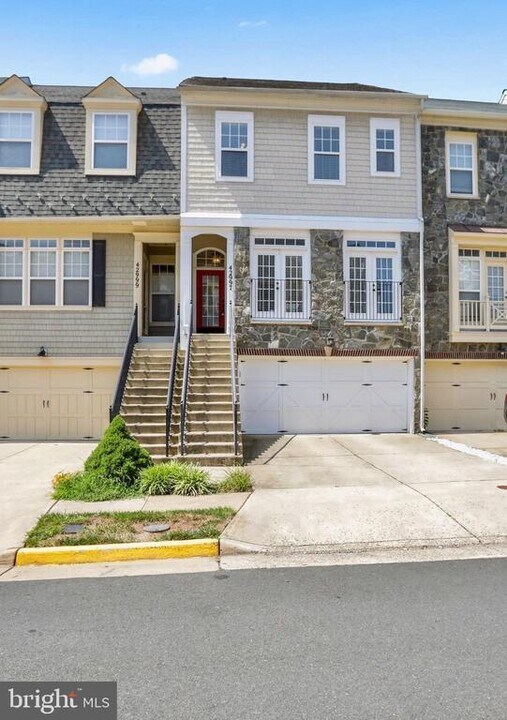 42997 Mill Race Terrace in Leesburg, VA - Building Photo