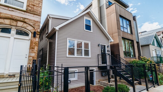 property at 2927 W Lyndale St