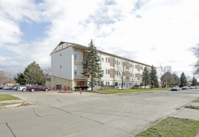 Grant Manor Senior Apartments in Eastpointe, MI - Foto de edificio - Building Photo