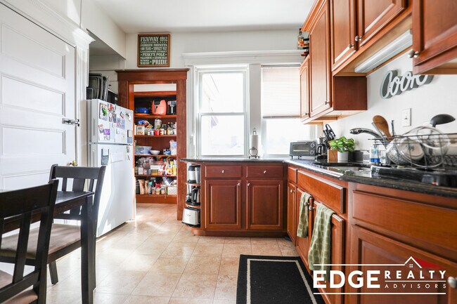 65 Oak Square Ave, Unit 2 in Boston, MA - Building Photo - Building Photo