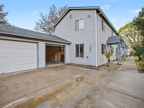 9806 SE Henry St in Portland, OR - Building Photo - Building Photo