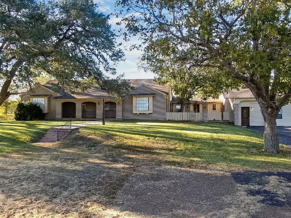 2248 US Hwy 77a S in Yoakum, TX - Building Photo