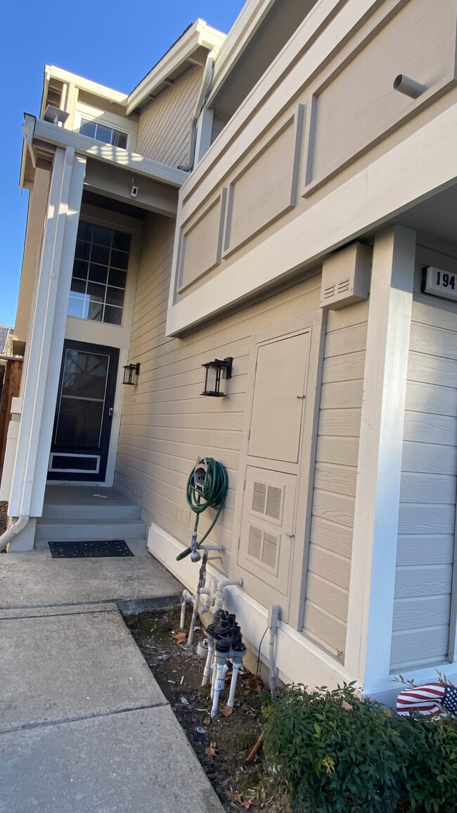 1947 Fiorio Cir in Pleasanton, CA - Building Photo - Building Photo