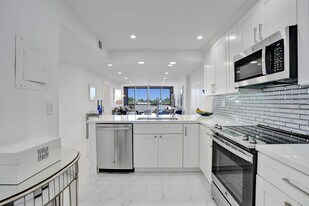 6 Royal Palm Way in Boca Raton, FL - Building Photo