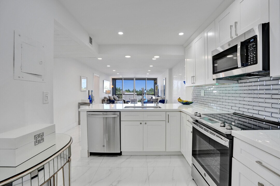 6 Royal Palm Way in Boca Raton, FL - Building Photo