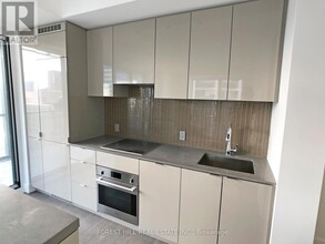 7-2017 Grenville St in Toronto, ON - Building Photo - Building Photo