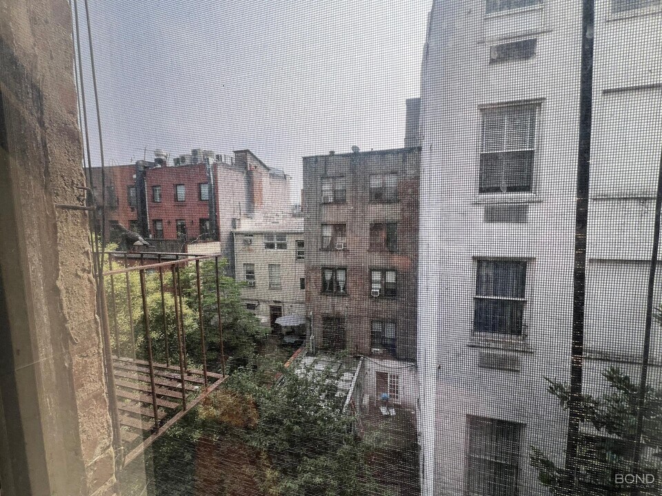 344 E 9th St in New York, NY - Building Photo