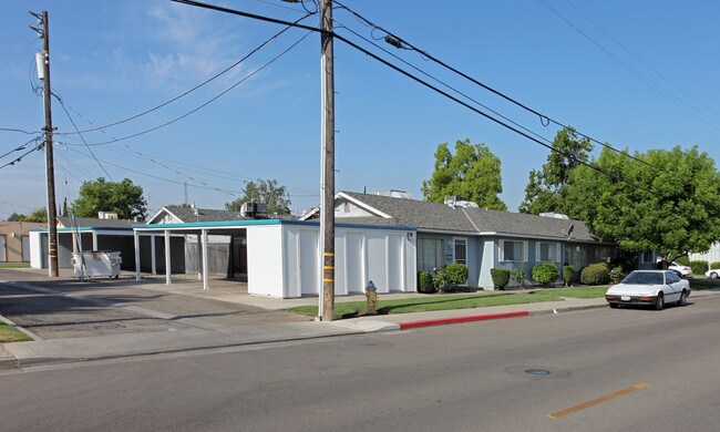 1090 N Villa Ave in Dinuba, CA - Building Photo - Building Photo