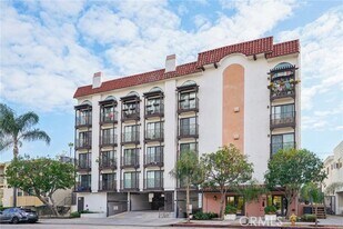 11162 Camarillo St in Los Angeles, CA - Building Photo