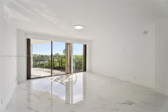 2843 S Bayshore Dr in Miami, FL - Building Photo - Building Photo