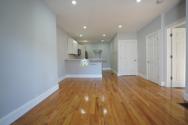 372 Oxford St, Unit 2 in Cambridge, MA - Foto de edificio - Building Photo