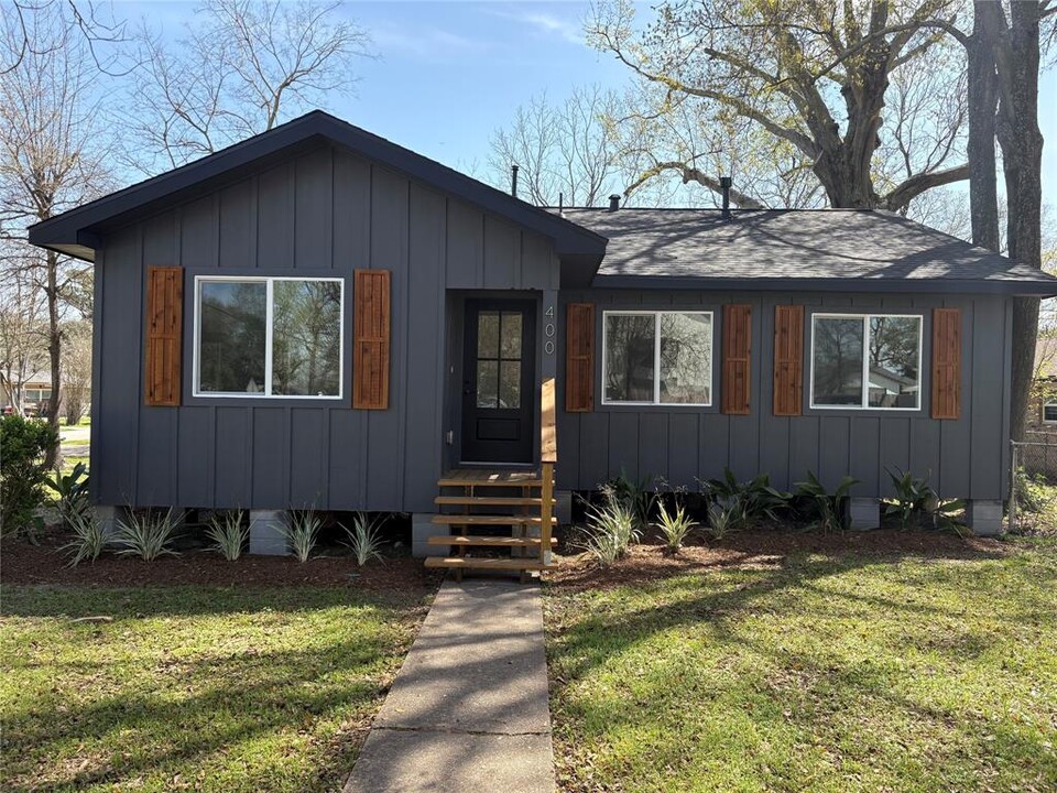 400 S Poplar St in Tomball, TX - Building Photo